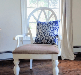 Painting fabric chairs with latex and fabric medium, a simple low budget home decor project. #homediy #budgetdecor #makeover #paintprojects