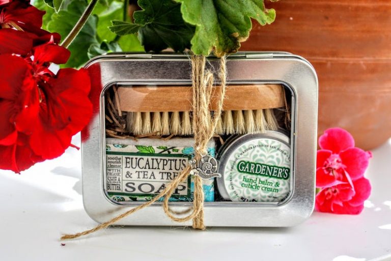 18 Unique Gift Ideas for Vintage Loving Ladies (And a Free Vintage