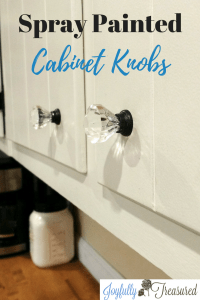 Spray paint cabinet knobs to get farmhouse chic kitchen style on a budget. #homediy #kitchenremodel