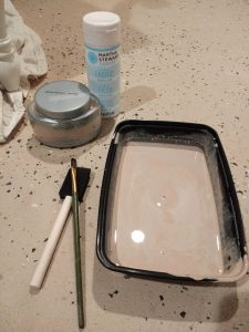 Painting upholstered furniture with latex paint and fabric medium. What a fun budget home decor makeover idea! #homediy #homedecor #diy