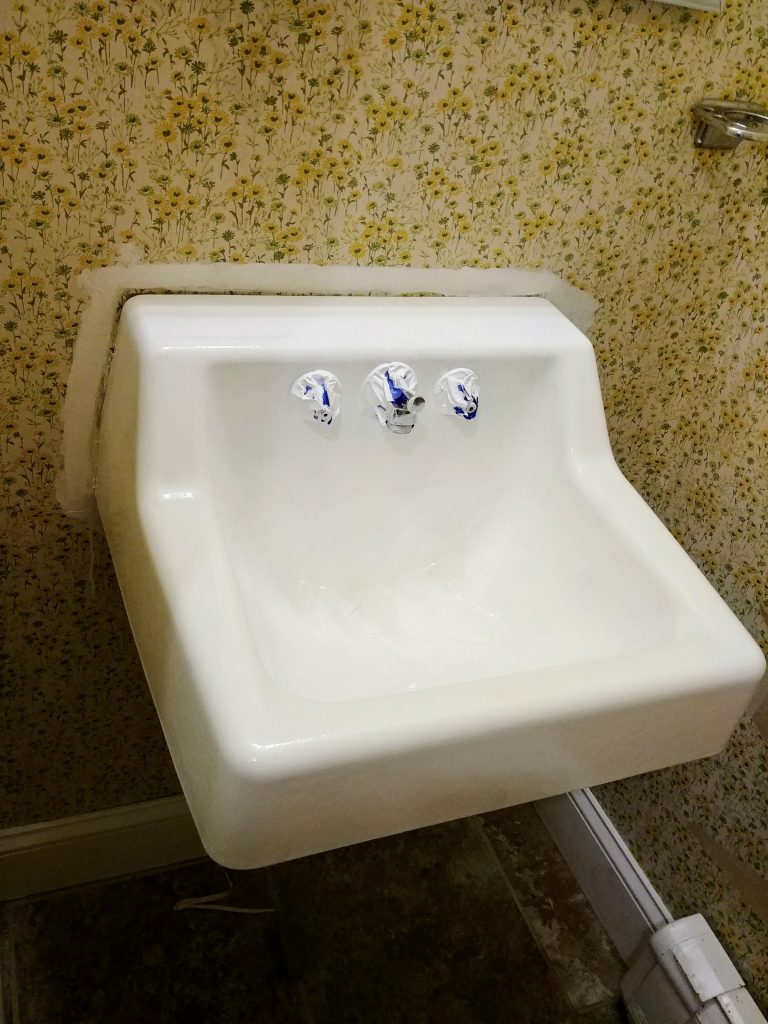 Painting the bathroom sink white with Rustoleum tub and tile paint, 1960's powder room makeover for the $100 Room Challenge