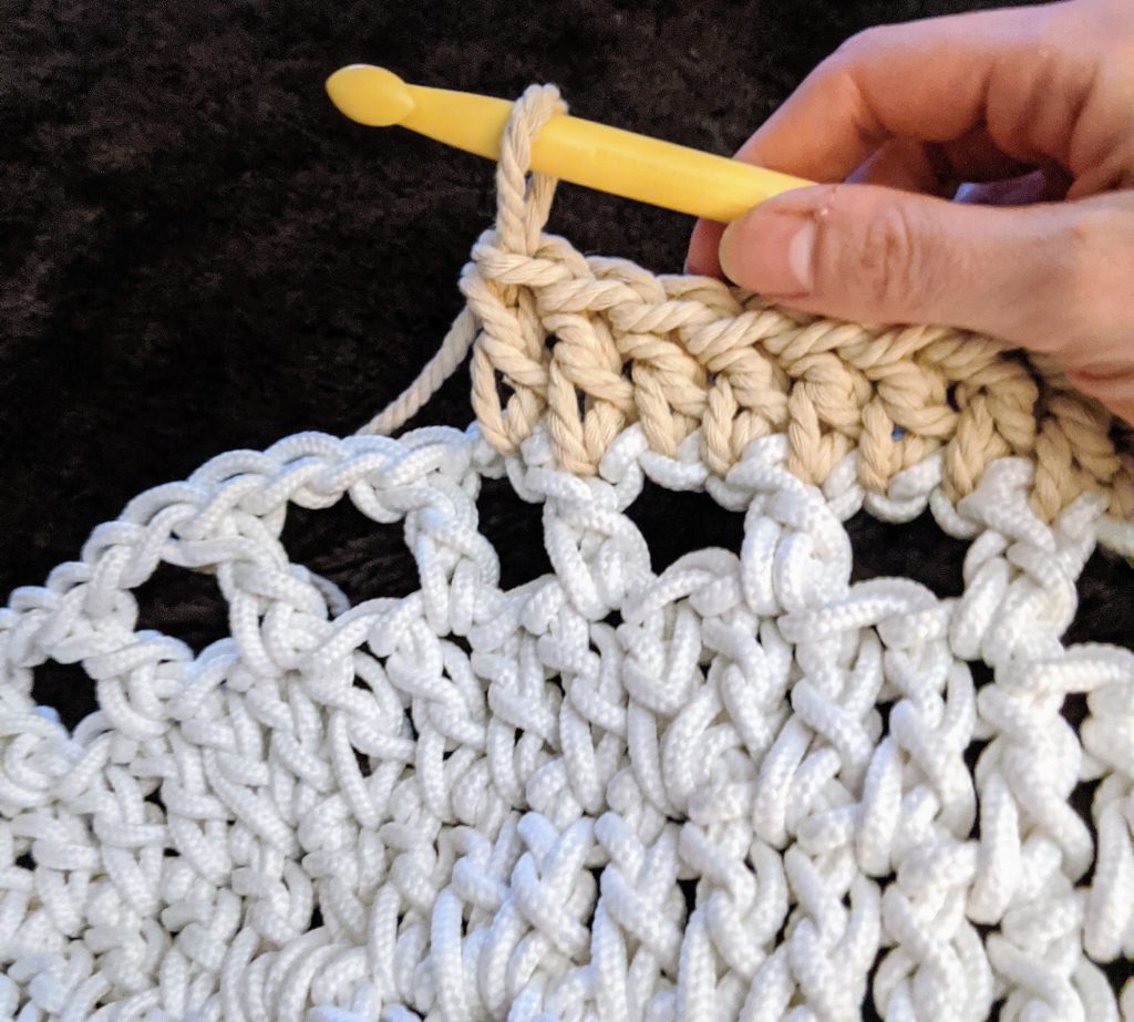 crocheting a rug with clothesline and macrame cord. free crochet pattern for a DIY throw rug or bath mat
