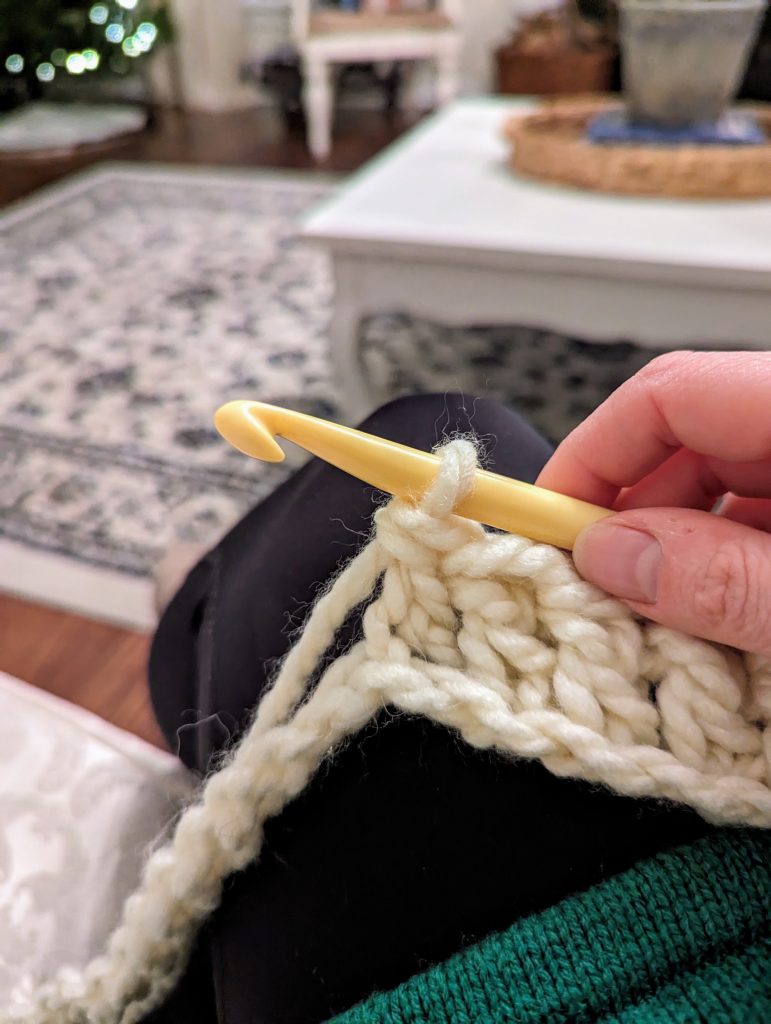 easy crochet garland for Christmas tree