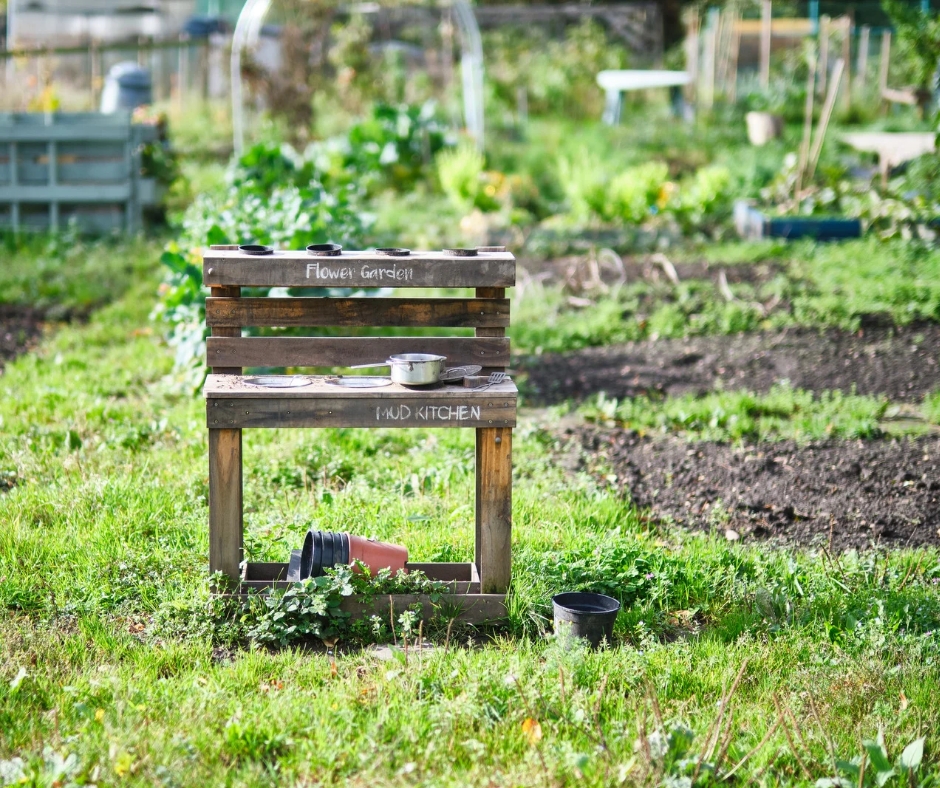 Mud kitchen diy with wood pallets, upcycled mud kitchen ideas