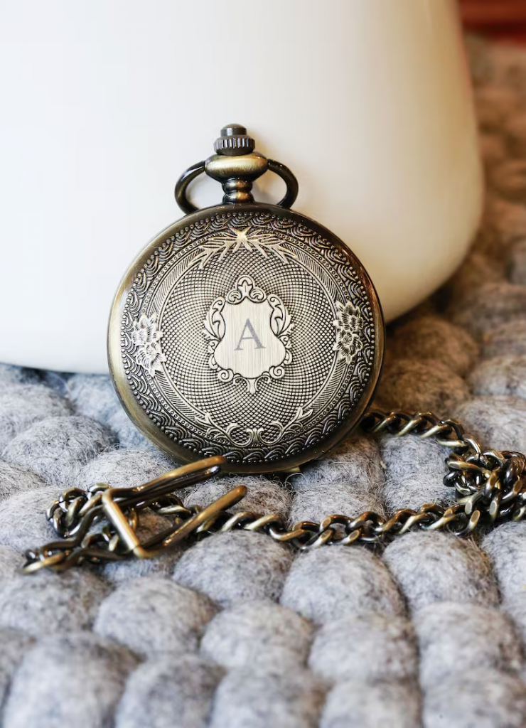 Elegant vintage-style pocket watch – timeless and thoughtful gift for sophisticated dads
