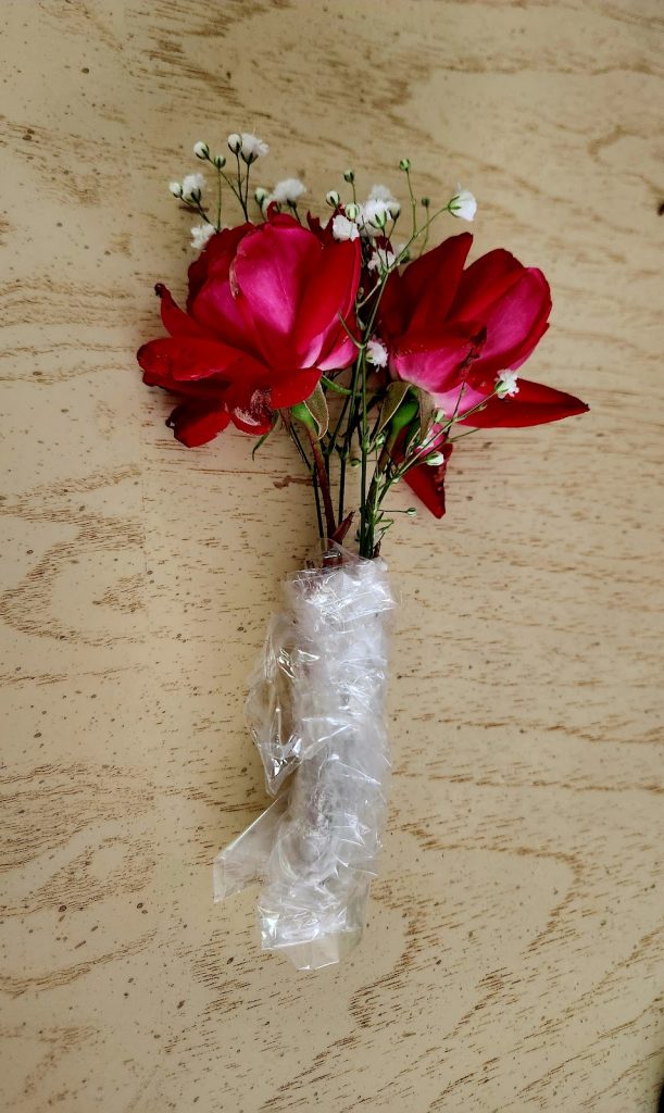 diy mini rose bouquets, wrapping the base